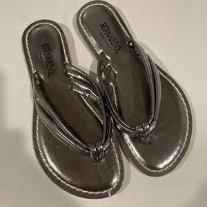 Bernardo Iconic Miami Sandals Metallic Pewter Made Italy Leather Thong Flat 8
